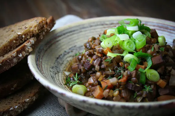 Heiss mit frischem Brot servieren