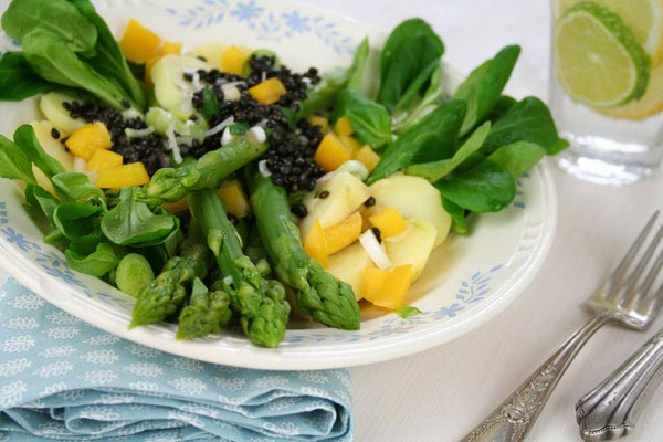 Vogerlsalat mit grünem Spargel und nussigen Belugalinsen • veggies | vegan