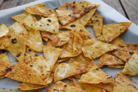 Selbstgemachte Tortilla-Chips mit Hot Salsa und Guacamole • veggies | vegan