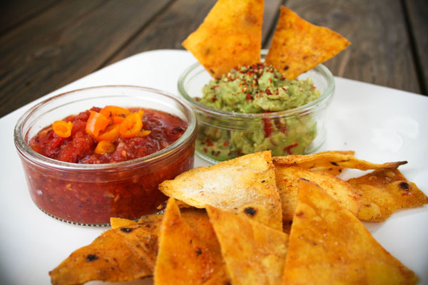 Selbstgemachte Tortilla-Chips mit Hot Salsa und Guacamole • veggies | vegan