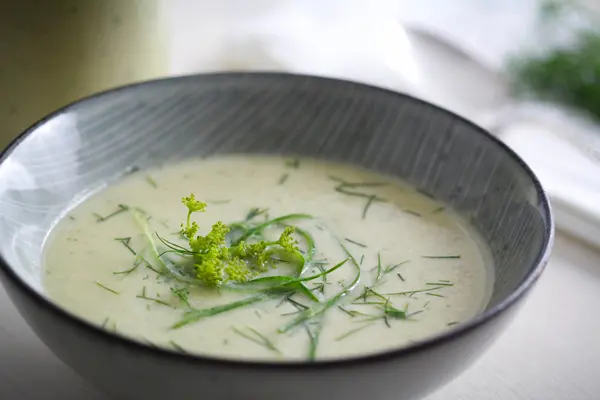 Gurkenkaltschale mit Dill