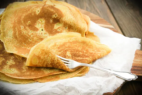 Pfannkuchen sollten goldbraun, weich, zart und dünn sein