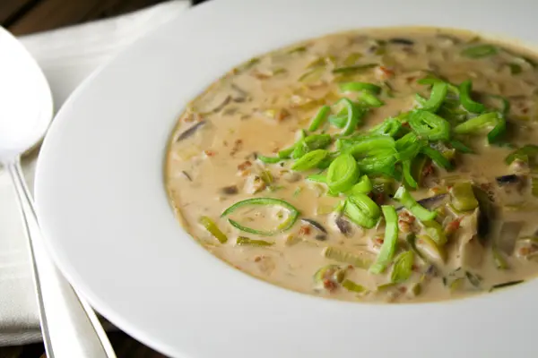 Sojahack-Suppe mit Pflanzensahne und Hefe