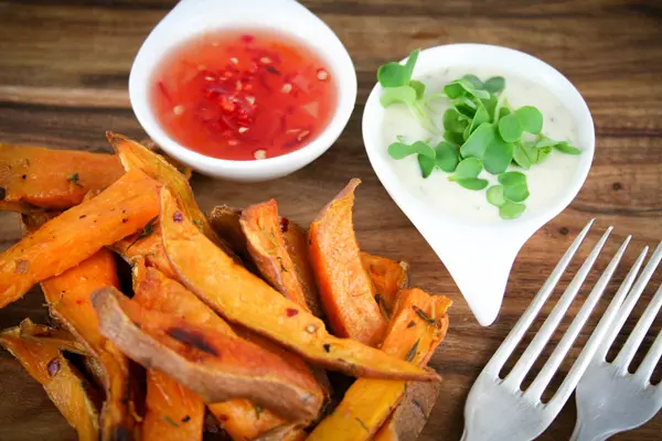 Süßkartoffel-Wedges mit zwei Dips