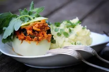 Kohlrabi gefllt mit Spinat und tomatigen Sojaschnetzeln