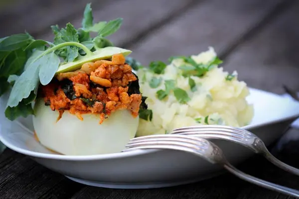 Kohlrabi gefllt mit Spinat und tomatigen Sojaschnetzeln