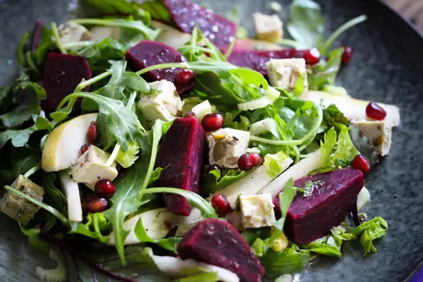 Rote Bete-Birnen salat mit Orangen-Minz-Vinaigrette