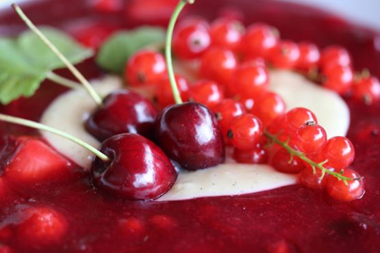 Rote Grütze mit Vanillesoße • veggies | vegan Rote Grütze mit Vanillesoße • veggies | vegan