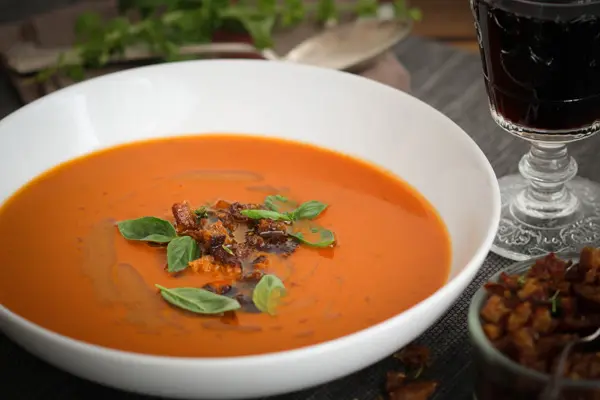 Tomatensuppe mit Roggen-Thymian-Krustinis