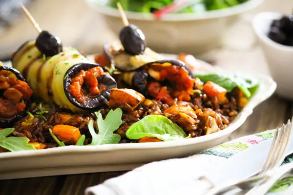 Vegane Auberginenröllchen mit Soja-Tomaten-Füllung