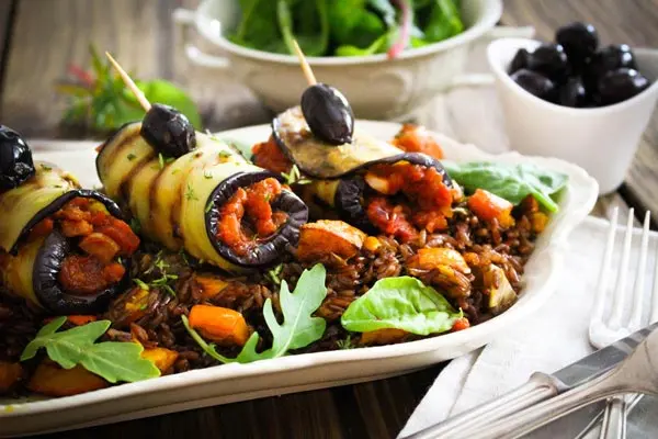 Vegane Auberginenröllchen mit Soja-Tomaten-Füllung