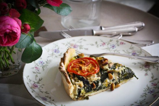 Mangold-Zucchini-Quiche mit Sonnentomaten • veggies | vegan