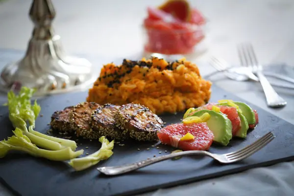 Knuspriger Orangen-Tempeh mit Süßkartoffelstampf