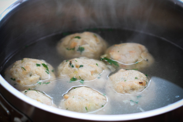 Semmelknödel in Wasser kochen