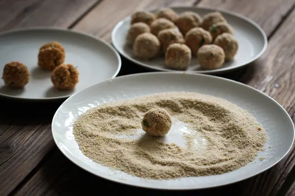 Leckere Tofubällchen panieren - veganer Snack