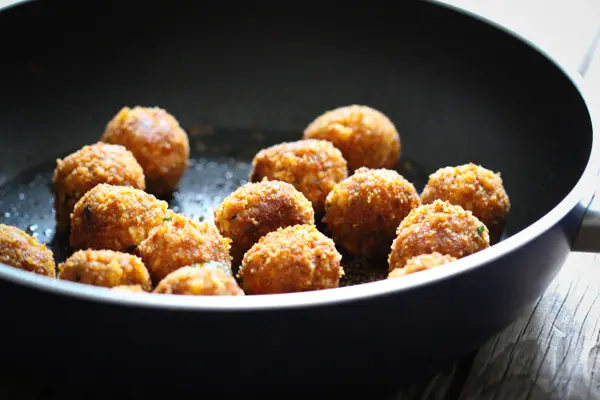 Einfaches Rezept für leckere Tofubällchen - vegane Snackbällchen