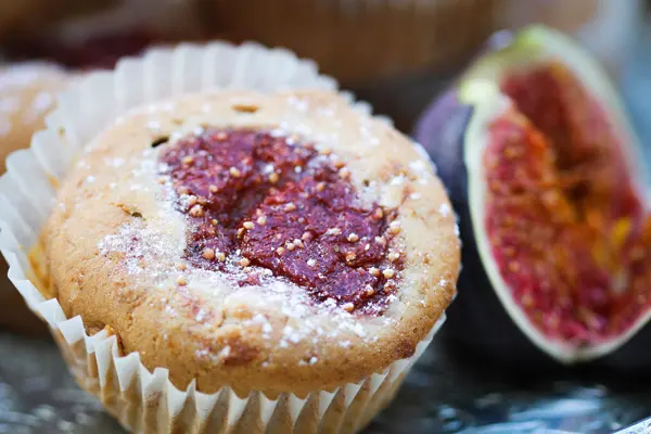 Walnussmuffins mit flüssigem Kern aus süßem Feigenmus