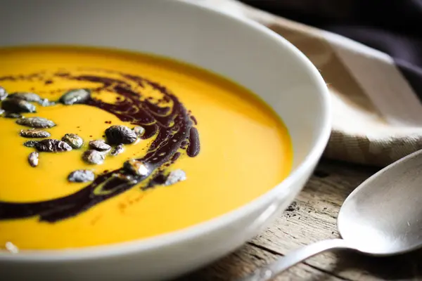 Vegane Kürbissuppe mit steirischem Kürbiskernöl