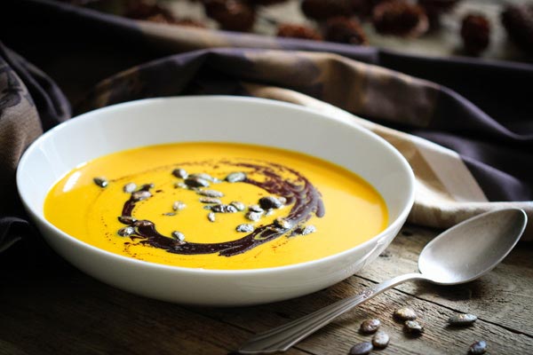 Vegane Kürbissuppe mit steirischem Kürbiskernöl