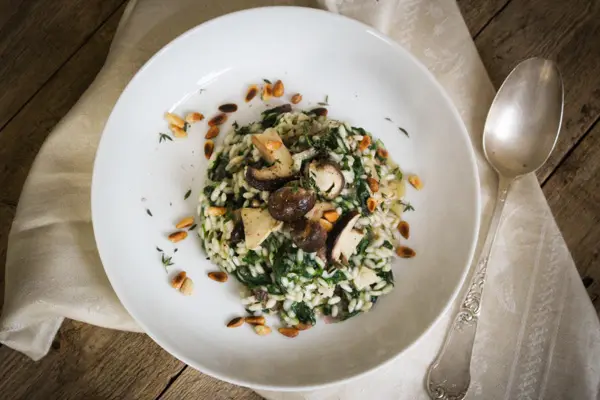 Blattspinat-Risotto mit Steinpilzen und gerösteten Pinienkernen