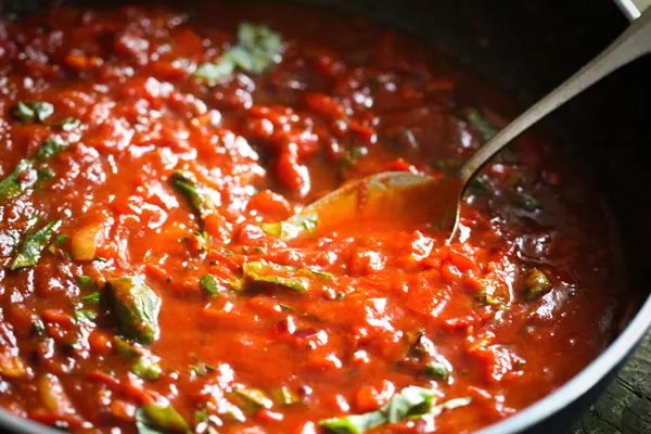 Frisch zubereitete Tomatensoße in einer Pfanne
