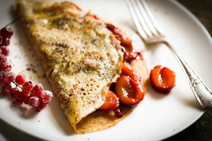 Vegane Mohnpalatschinken mit heißen Zimt-Zwetschken