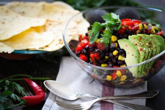 Mexikanischer Bohnensalat mit Limettendressing, Avocado &amp; frischen ...