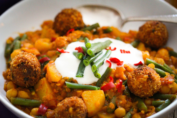 Masala Gemüsecurry mit grünen Bohnen &amp; Tofubällchen • veggies | vegan