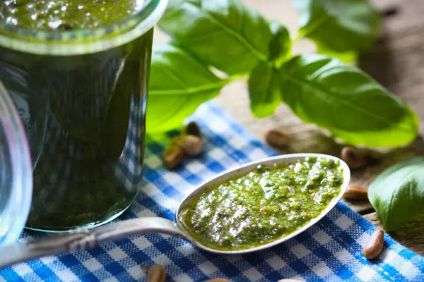 Frisches Basilikumpesto - fertig in 5 Minuten