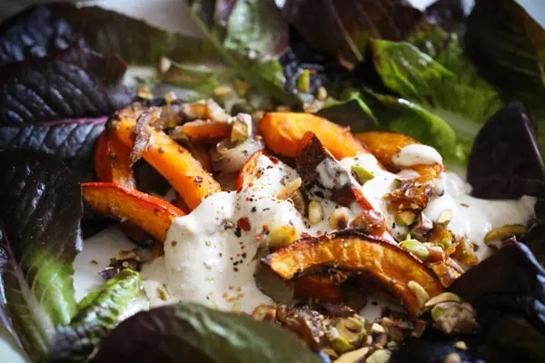 Ofenkürbis-Tahini Salat mit Pistazien-Dattel Topping