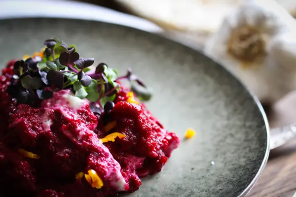 Rote-Bete-Dip mit frischem Fladenbrot