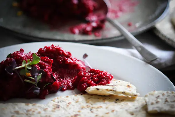 Roter Bete Dip mit Fladenbrot