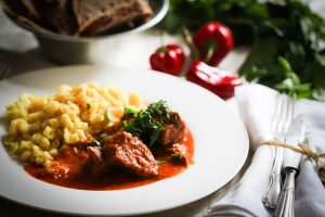 Veganes Seitan-Gulasch mit Spätzle nach ungarischer Art