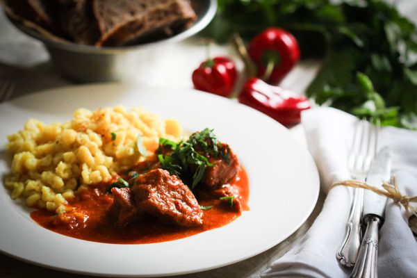 Veganes Seitan-Gulasch mit Spätzle nach ungarischer Art