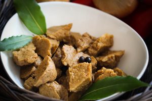 Frisch zubereiteter, aufgeschnittener Seitan für veganes Gulasch