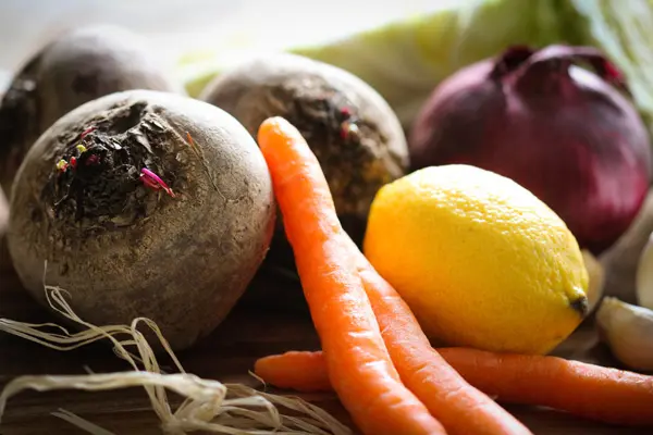 Rote Bete, Karotten, Zwiebeln, Knoblauch und Zitrone