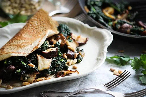 Buchweizen-Galette mit Shiitakepilzen und schwarzem Kohl