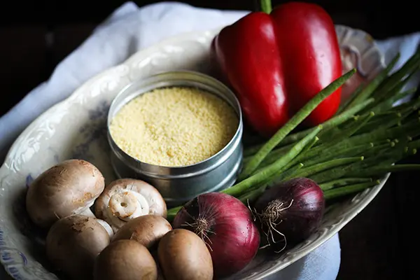Couscous und Gemüse für eine schnelle, vegane Couscouspfanne