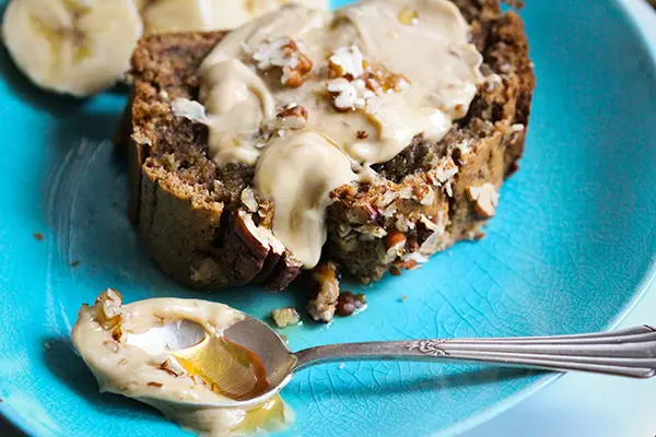 Chia-Bananenbrot mit Pekanüssen und Cashew-Maple-Aufstrich