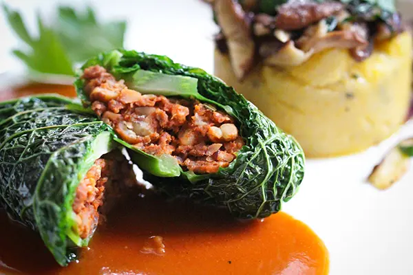 Wirsingrouladen mit Rosmarin-Polenta & Shiitake