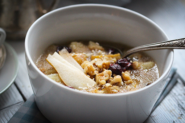 Birnen-Amaranth Porridge mit Walnüssen &amp; Cranberries • veggies | vegan