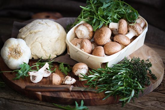 Gebratene Champignons mit Crèma Balsamico &amp; Pizzabrot • veggies | vegan