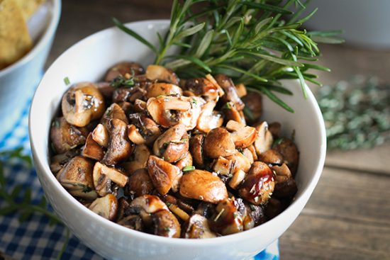 Gebratene Champignons mit Crèma Balsamico &amp; Pizzabrot • veggies | vegan