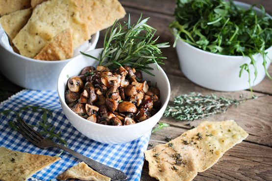 Gebratene Champignons mit Crèma Balsamico &amp; Pizzabrot • veggies | vegan