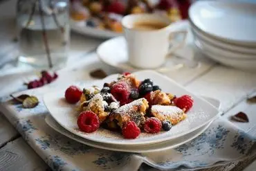 Kaiserschmarren mit Himbeersoße und Heidelbeeren