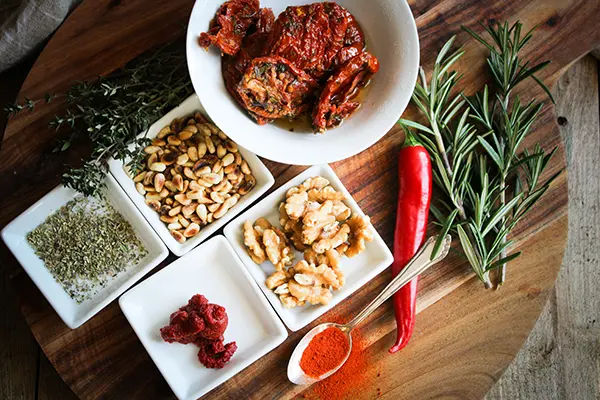 Zutaten für ein veganes Pesto Rosso