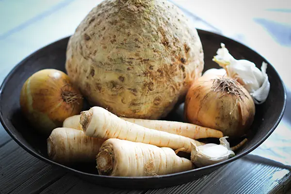 Zutaten Petersilienwurzelsuppe - Petersilienwurzel und Knollensellerie