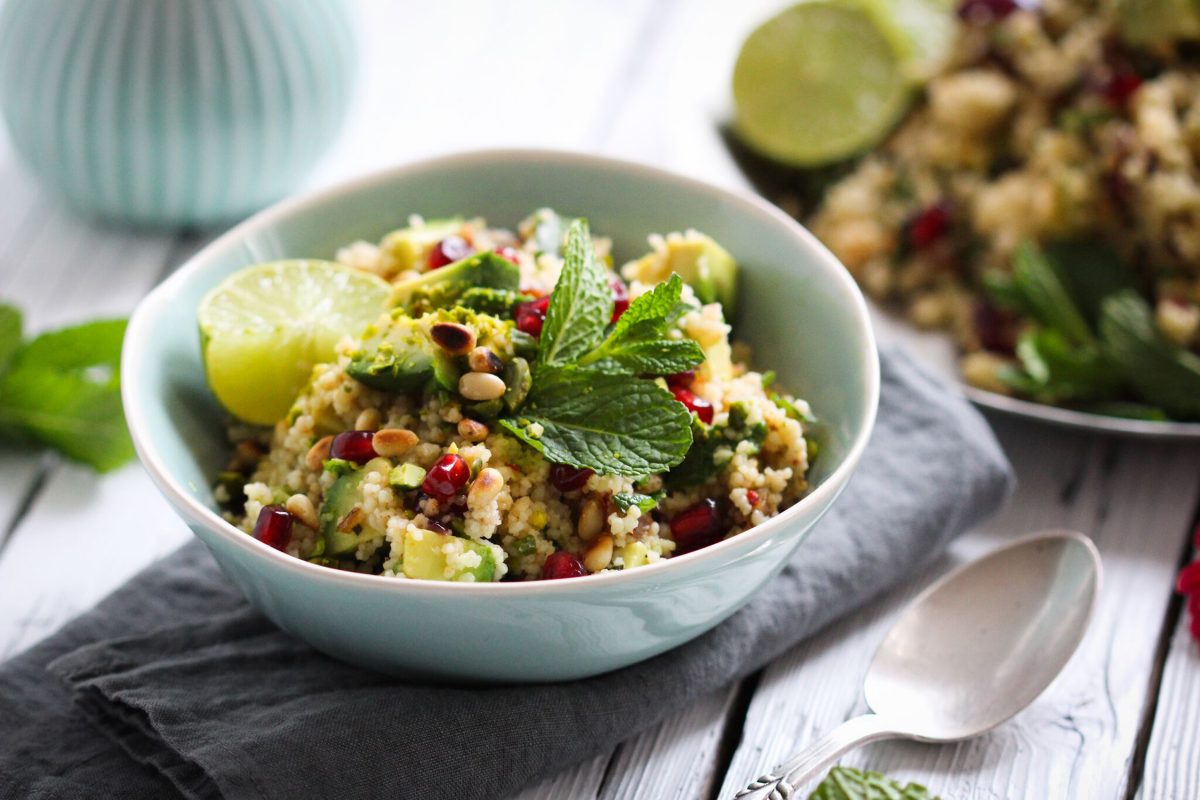 Nussiges Avocado-Dattel-Couscous mit Granatapfelkernen & Minze