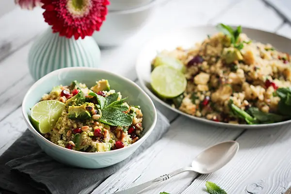 Leckerer Couscous mit Nüssen, Datteln Granatapfelkernen und Minze