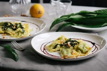 Bärlauchravioli mit Zitronenöl, Walnüssen & Bärlauchheu